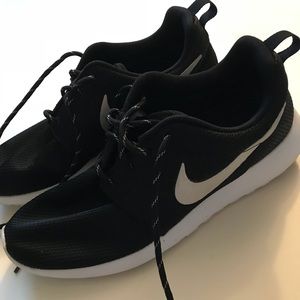 NIKE ROSHE WOMANS SIZE 9